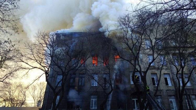Росгвардейцы вытащили мужчину из горящей квартиры на Невском