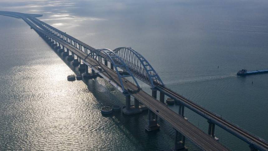 Видео: двухэтажный поезд мчится по Крымскому мосту