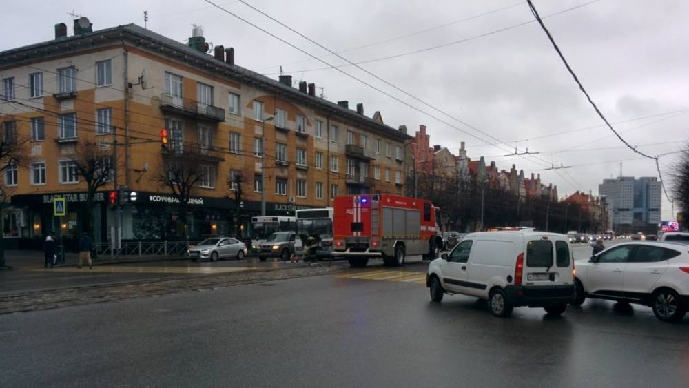 В центре Калининграда задымивший автобус затруднил движение