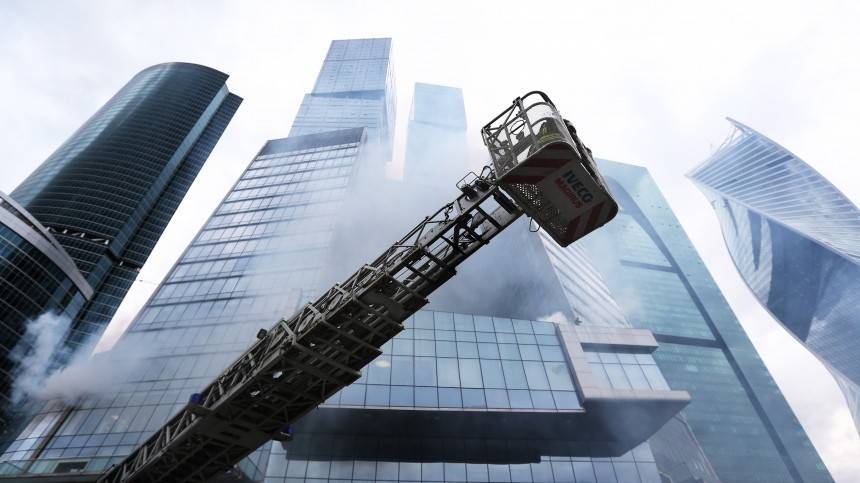 В башне Москва-Сити при пожарной эвакуации люди выбивали запертые двери