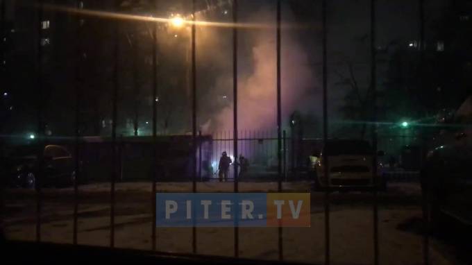 На улице Сизова загорелся автобус