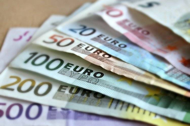 Неизвестные сбросили в канал Милана тысячи банкнот по 100 евро