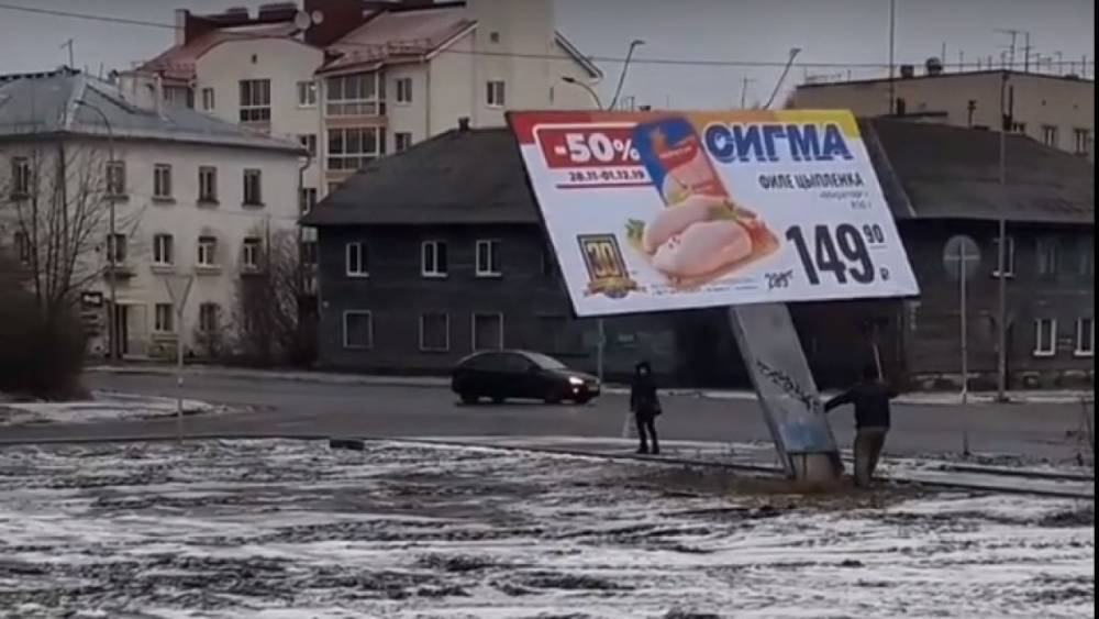В мэрии Петрозаводска выясняют личность мужчины, уронившего рекламный щит на улице Правды