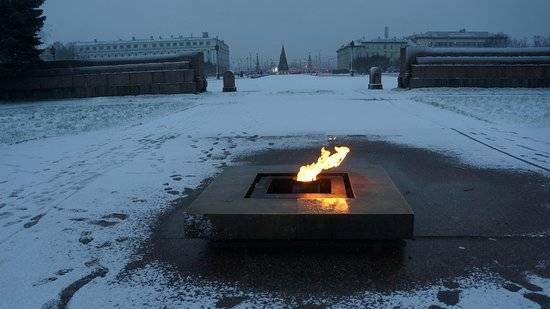 Неизвестные закидали снегом Вечный огонь в Петербурге
