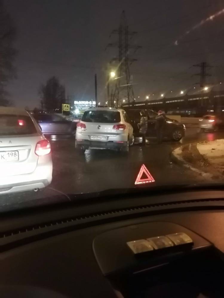 В Петербурге на пересечении Корнеева и Маршала Говорова не разъехались два Volkswagen