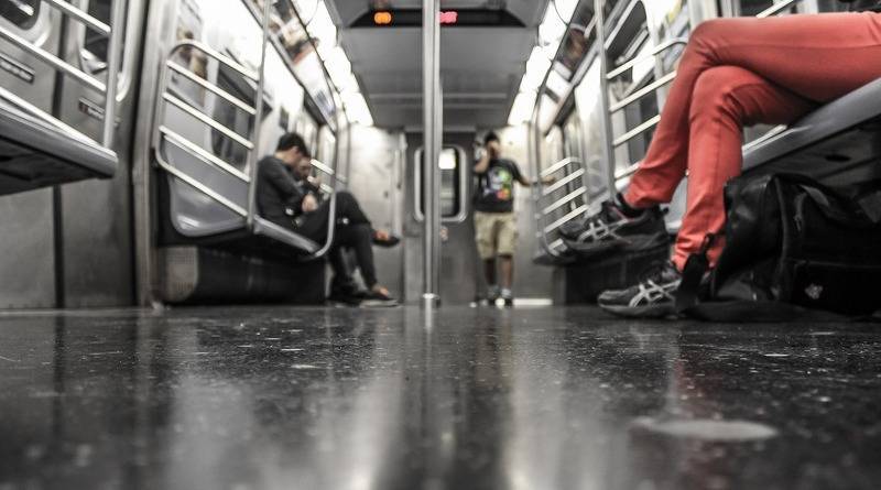 «Это чудо перед Рождеством»: незнакомец вернул сумку с деньгами и кредитками, которую женщина забыла в метро