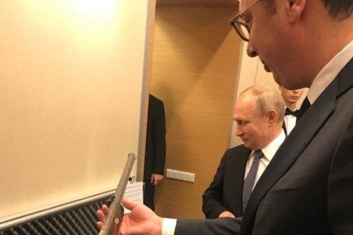 Путин подарил Вучичу ружье первого короля Сербии