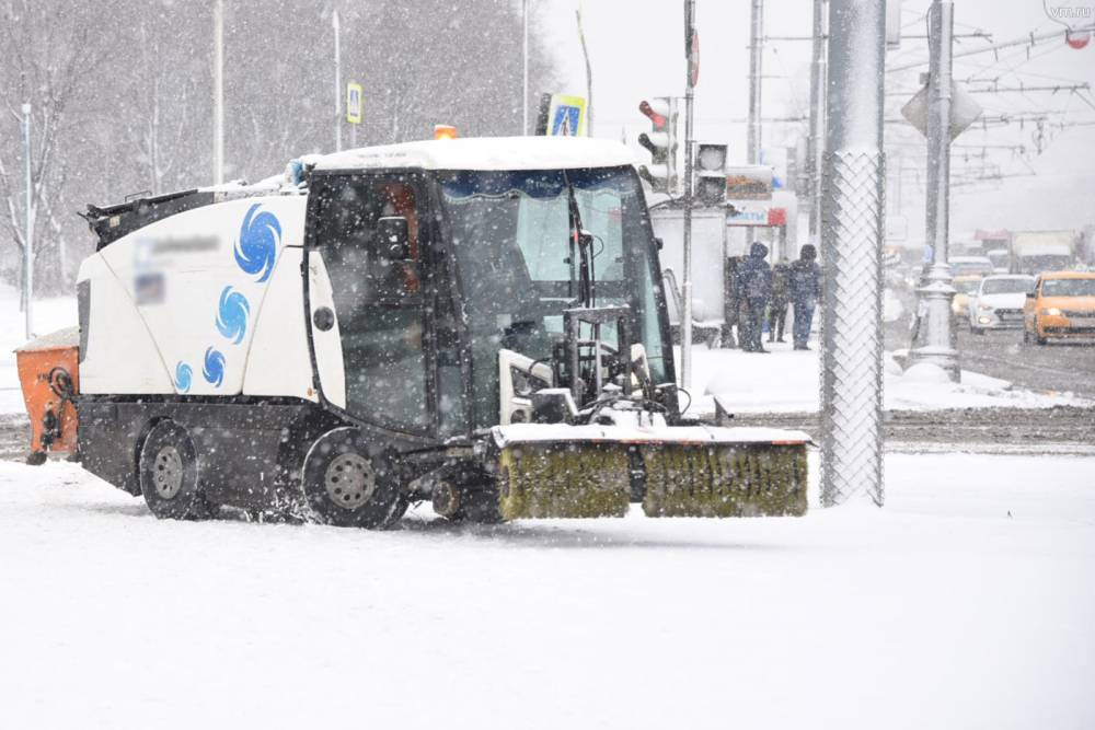 Снег на улицах Москвы убирают свыше 5,5 тысячи единиц техники