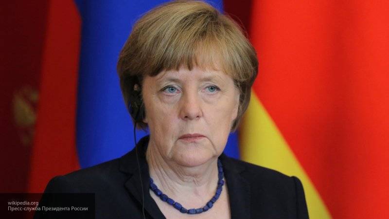 Меркель объяснила причину высылку двух российских дипломатов из Берлина