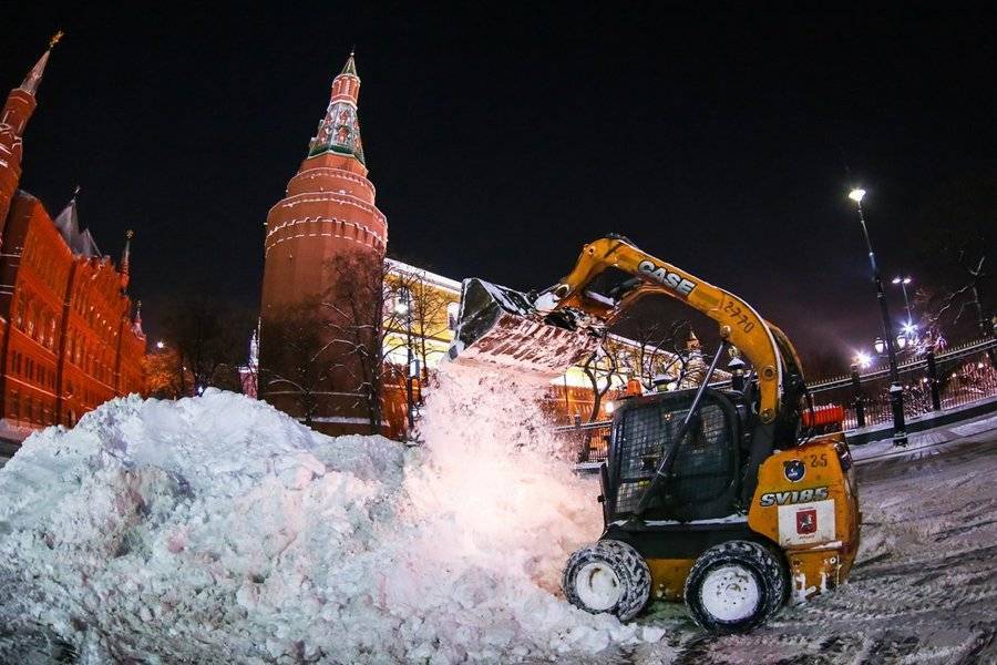Свыше 5,5 тысячи единиц техники устраняют последствия снегопада в Москве