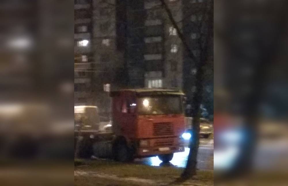 На улице Маршала Захарова сгорела фура