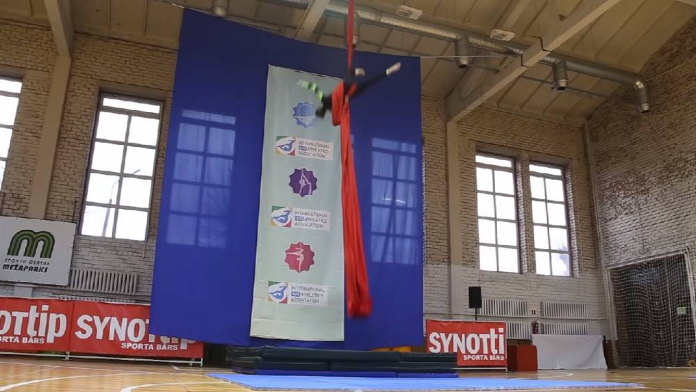 Гимнастка из России сорвалась с высоты 8 метров и получила тяжелые травмы