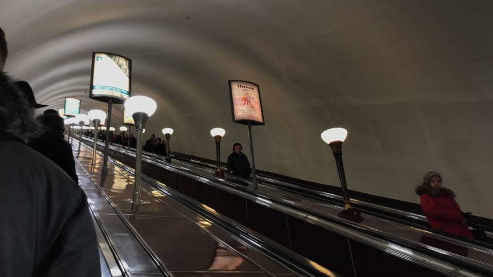 На станции метро «Площадь Ленина» факелы стали светить ярче