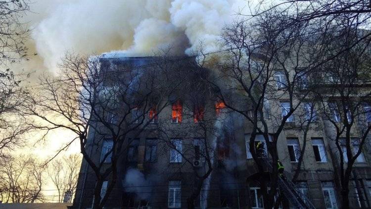 В Одессе при пожаре в колледже пропали без вести 13 человек, сообщают украинские спасатели