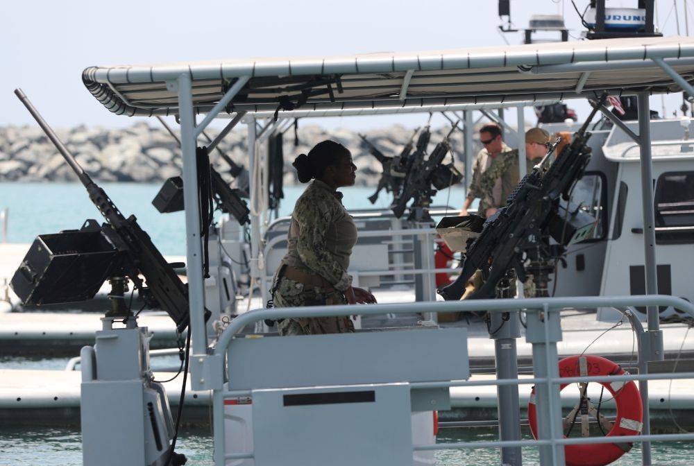 AP: США задержали в Аравийском море судно с иранским оружием