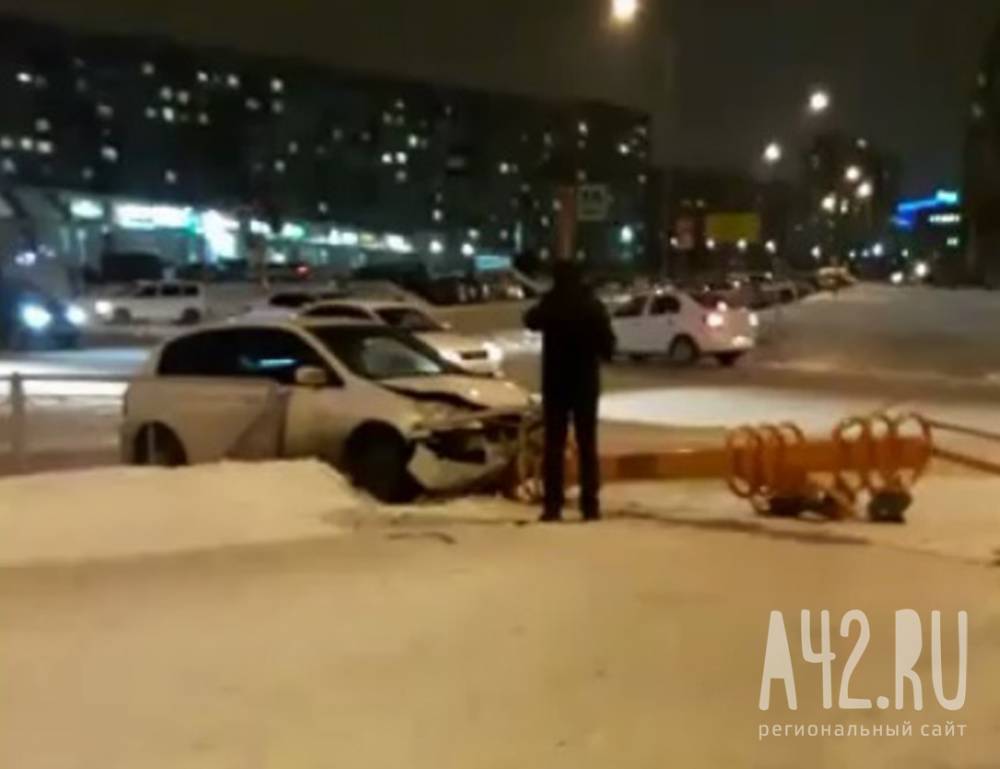В ГИБДД рассказали подробности ДТП с автомобилем, сбившим светофор в Кемерове