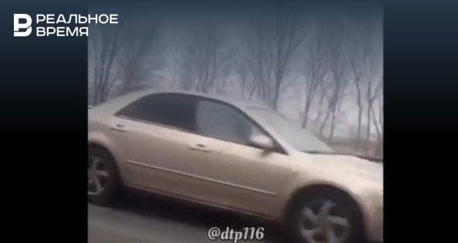 Шесть столкнувшихся автомобилей в Татарстане сложили на дороге «паровозик»