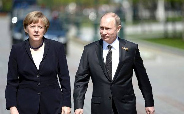 Меркель готова обсудить с Путиным в Париже ситуацию с дипломатами
