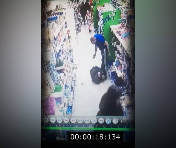 Видео избиения посетителей кемеровского магазина охранником появилось в Сети