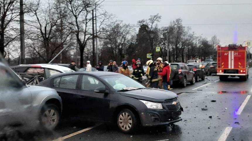 Бодрое утро: не менее 15 автомобилей столкнулись на севере Петербурга