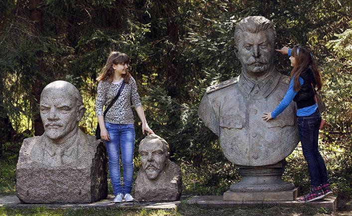 theБабель (Украина): в центре города Новгород-Северский висят портреты Сталина и Ленина. Мэр не хочет их снимать, он воюет с Институтом нацпамяти и побеждает