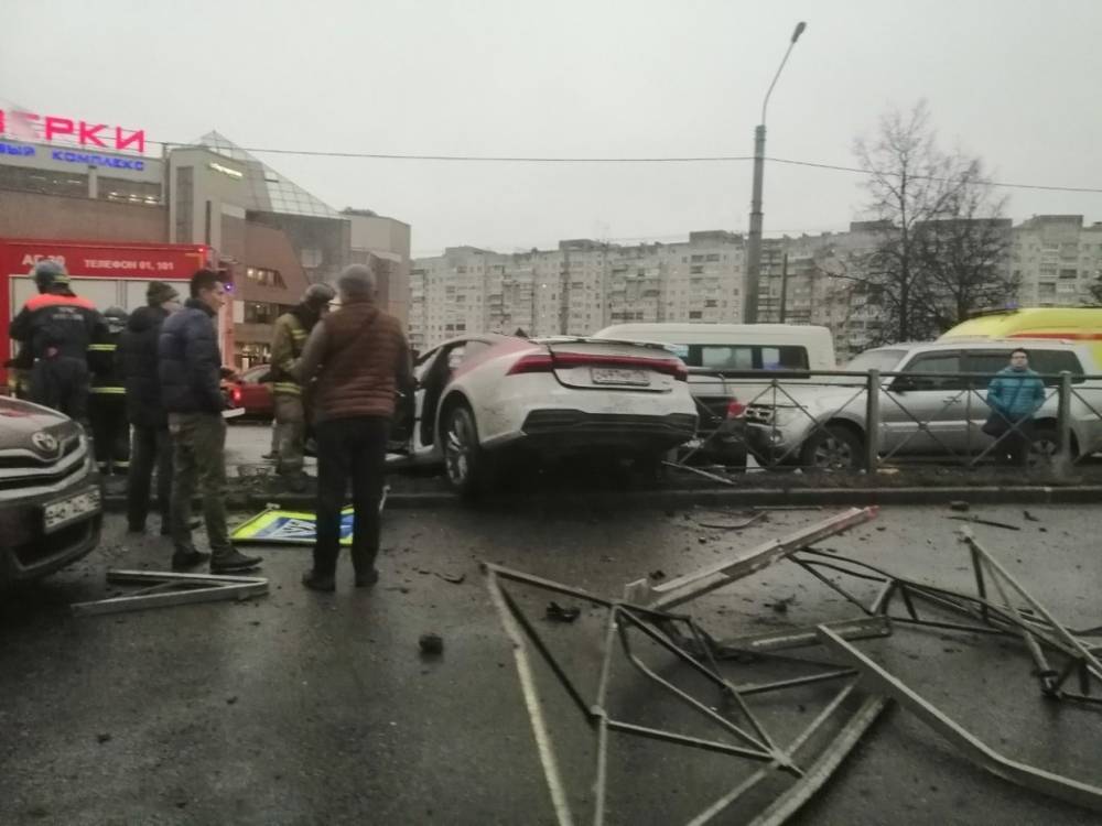 В массовом ДТП из 11 машин на Выборгском шоссе пострадали два человека