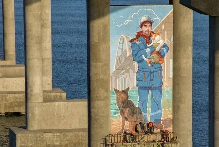 Крымский мост украсил 20-метровый портрет строителя с котом и собакой