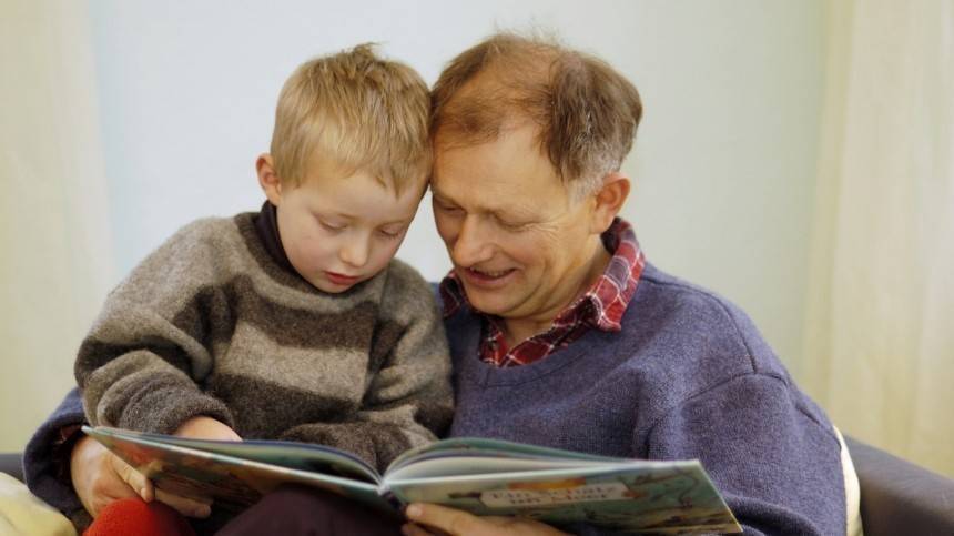 Роберт Вуд - Совместное чтение книг позволяет улучшить речевые навыки ребенка — специалисты - 5-tv.ru - США