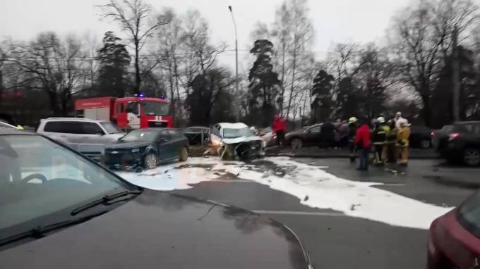 Видео: водитель Audi столкнулся с 12 машинами на Выборгском шоссе