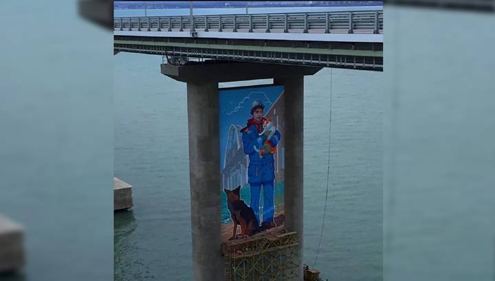 На опоре Крымского моста появился 20-метровый Михалыч с котом Мостиком на руках