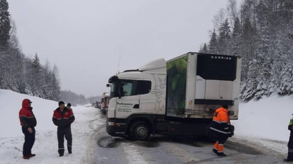 На трассе в Карелии столкнулись два грузовика из Санкт-Петербурга