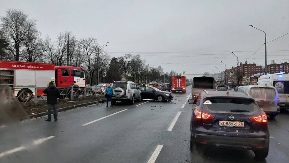 Два человека пострадали в массовом ДТП из 11 машин на Выборгском шоссе