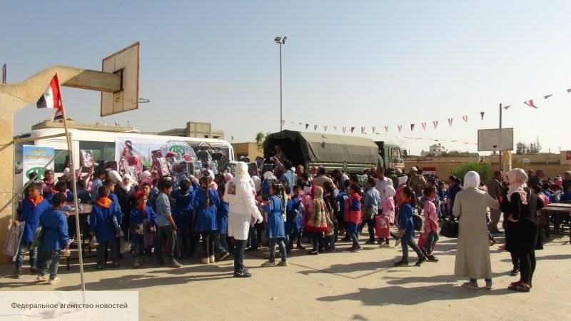 Военные РФ раздали продукты и теплые вещи населению Даръа в Сирии