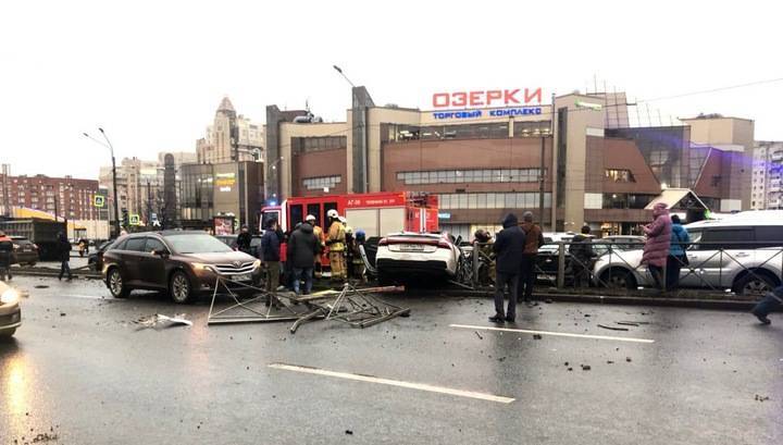 Девушка во время тест-драйва разбила 11 машин в Петербурге