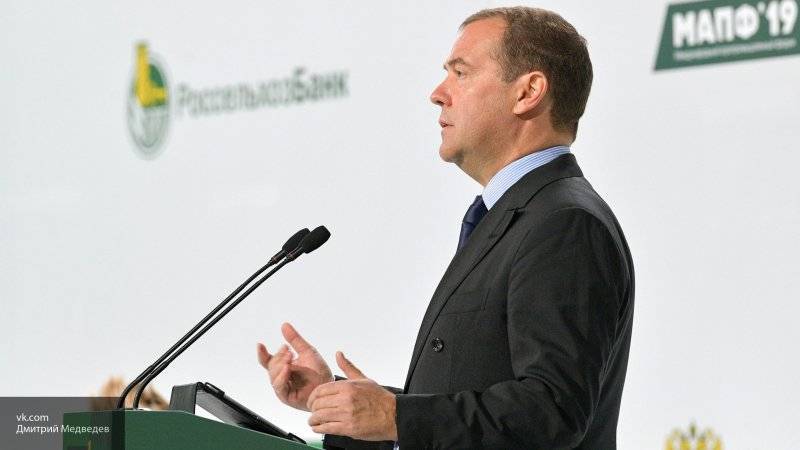 Медведев заявил о снижении безработицы в России за текущий год