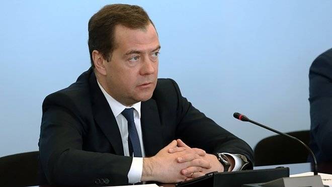 Медведев пообещал направить 1 трлн рублей на инвестиционные проекты