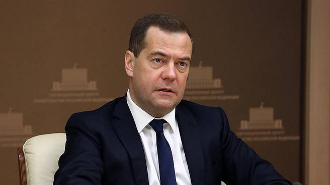 Медведев назвал приоритетным вопросом реальное благосостояние людей