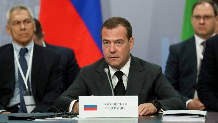 Медведев объяснил, почему выделенные на нацпроекты деньги медленно тратятся