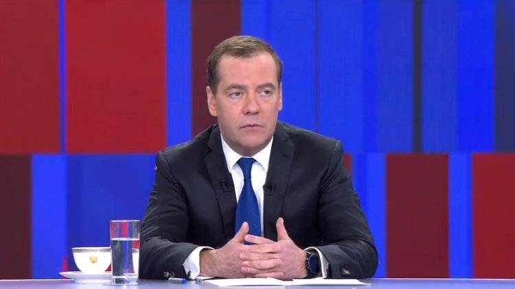 Медведев заявил, что пенсии в этом году удалось индексировать на опережение инфляции