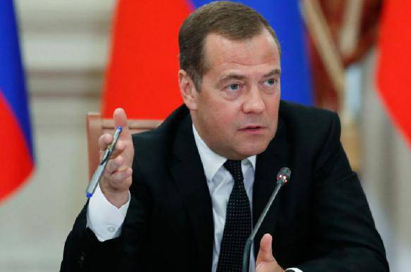 В эфире начался "Разговор с  Дмитрием Медведевым"
