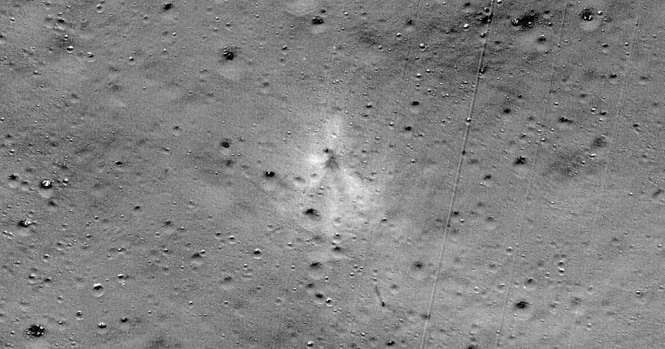 Спутник NASA наконец нашел на&nbsp;Луне обломки индийского ровера