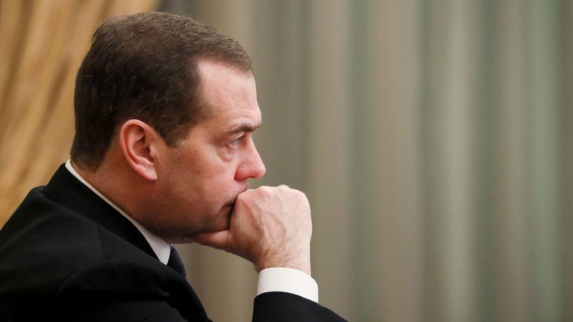 Медведев заявил о необходимости «подтолкнуть» экономический рост