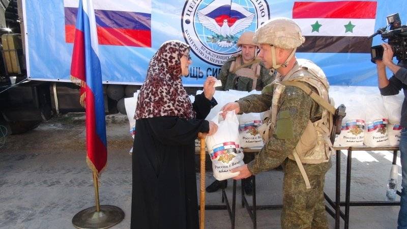 Российские офицеры привезли гуманитарную помощь жителям сирийской провинции Даръа