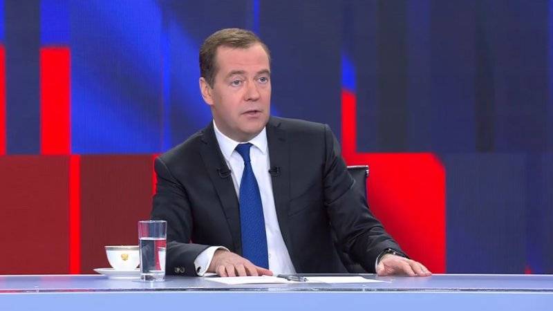 Медведев пообещал, что YouTube в России не закроют