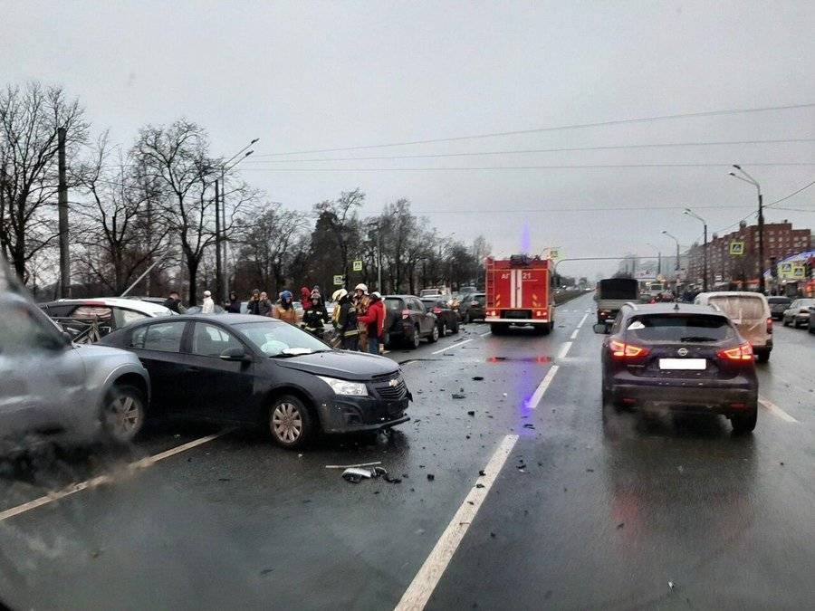 На Выборгском шоссе Петербурга столкнулись 13 автомобилей