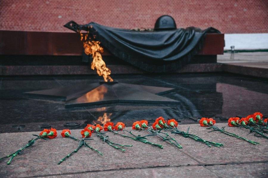 Собянин возложил цветы к Могиле Неизвестного Солдата