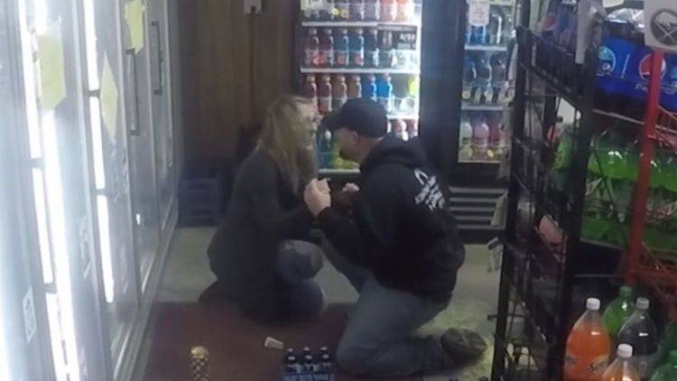 Американец сделал своей девушке предложение с помощью грабителя