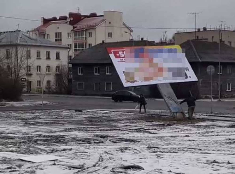 В Петрозаводске безответственный демонтаж рекламного щита едва не стоил пешеходу жизни