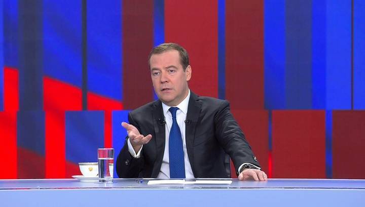Медведев: безработица падает, ипотека снижается, доходы растут