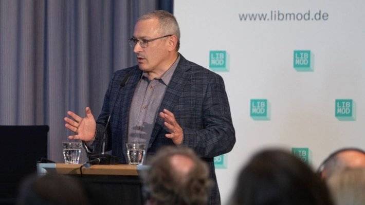 Серуканов сравнил ограбившего россиян Ходорковского с Мавроди